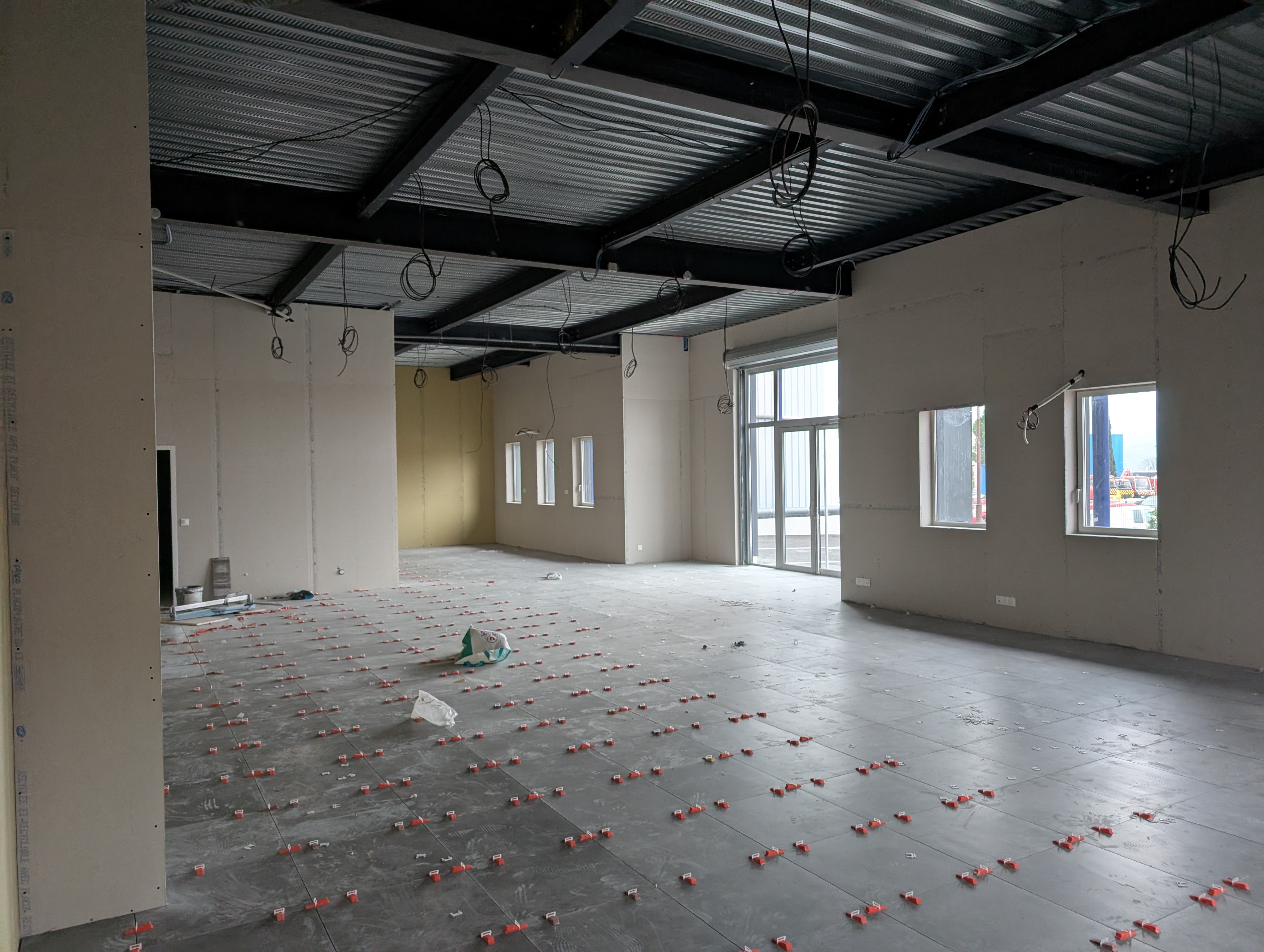 Pose de carrelage grand format dans un grand local commercial — aménagement bureaux et commerces dans le Var par Provence Bati Travaux
